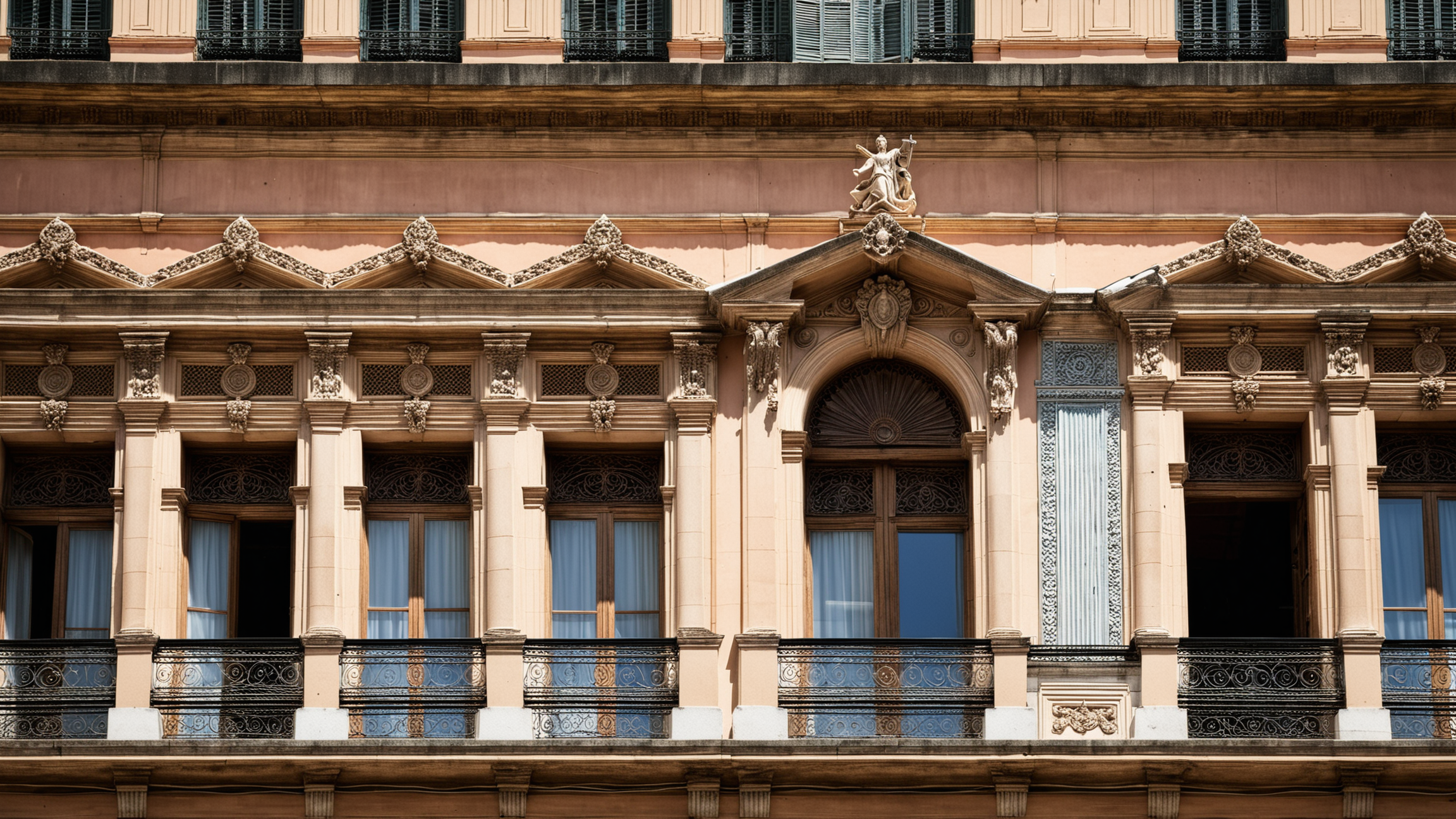 La Simetría: Espejo de la Armonía en la Arquitectura Clásica
