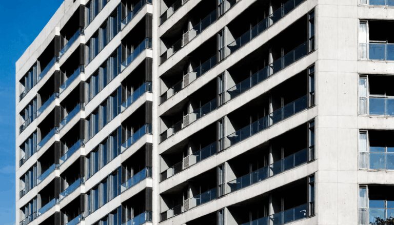 La Era de las Torres Modulares: Prefabricación en las Alturas